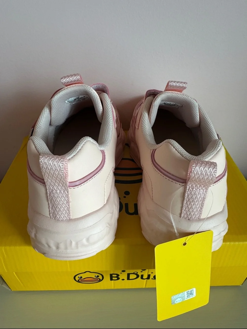 B Duck Kids Pink Athletic Sneakers Size 2.5 (EU 34)